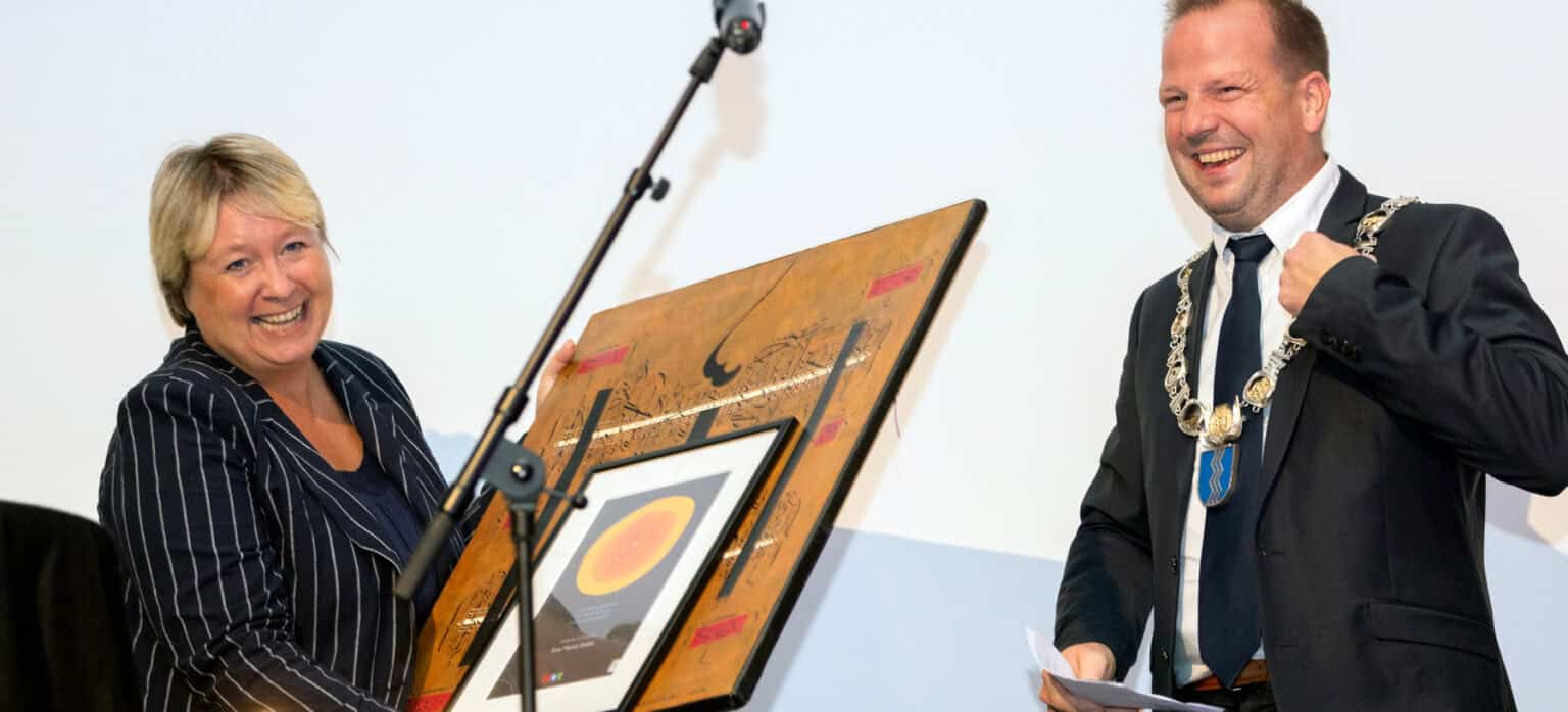 Tidlegare rådsordførar, Asbjørn Birkeland, deler ut MOR-prisen til Tone Merete Brekke på Folkets Hus under MOR-konferansen 31. august 2023.