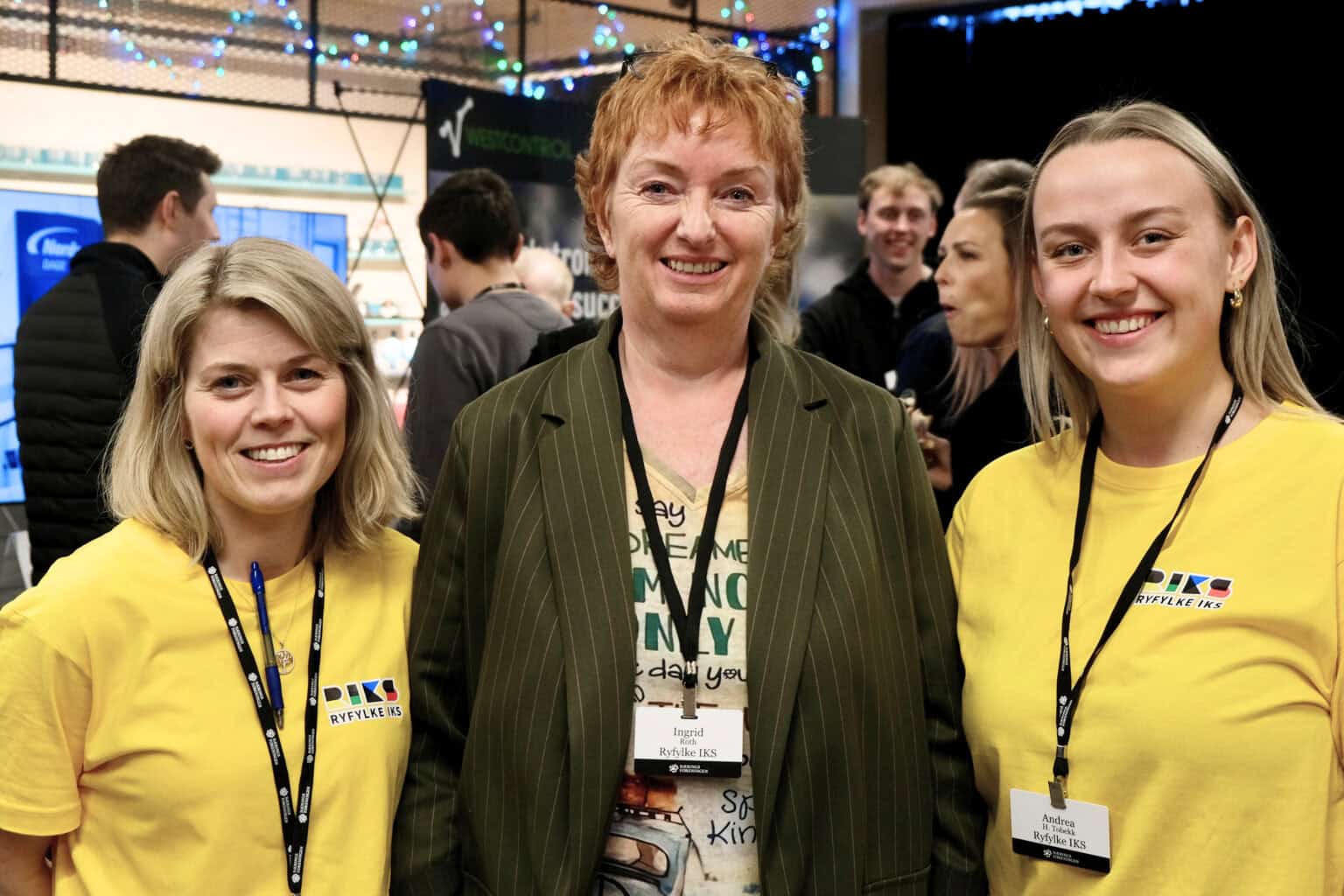 Foto: Tre ansatte frå Ryfylke IKS står saman og smiler til kamera. Biletet er frå Ryrekrutt 2025.