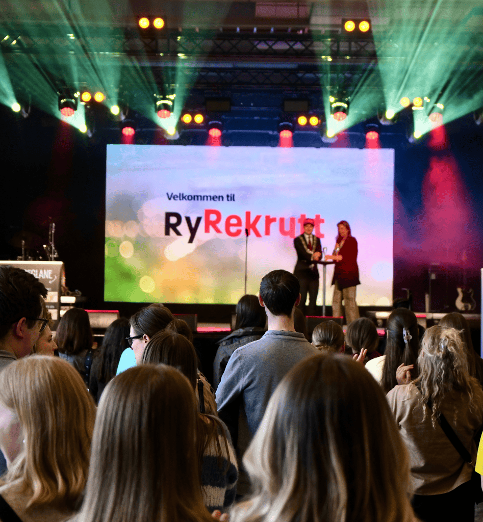 Foto tatt frå publikum mot scena under RyRekrutt 2025.