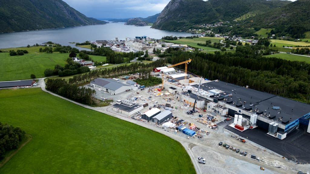 Dronebilde av Årdal som viser industriområde.