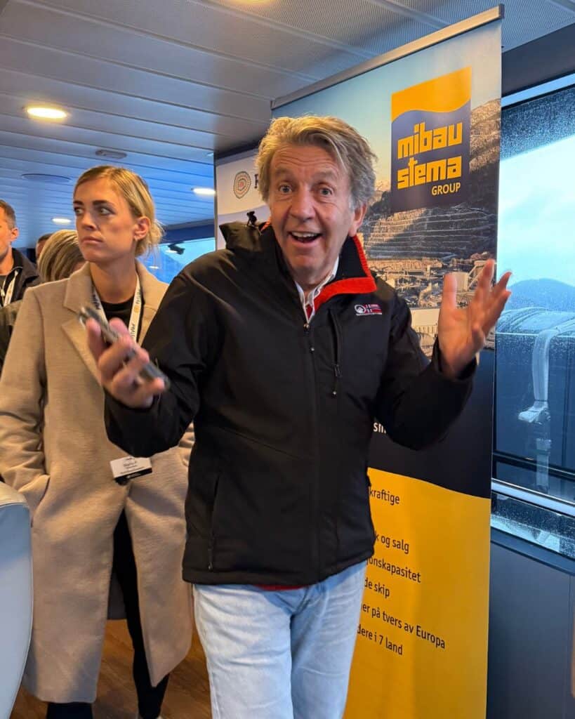 Deltakerar på Ryfylkekonferansen går inn. Foto.