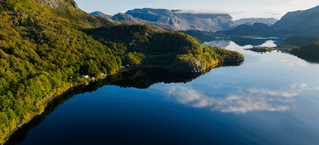Foto: fjord og fjell i høstdrakt i Ryfylke