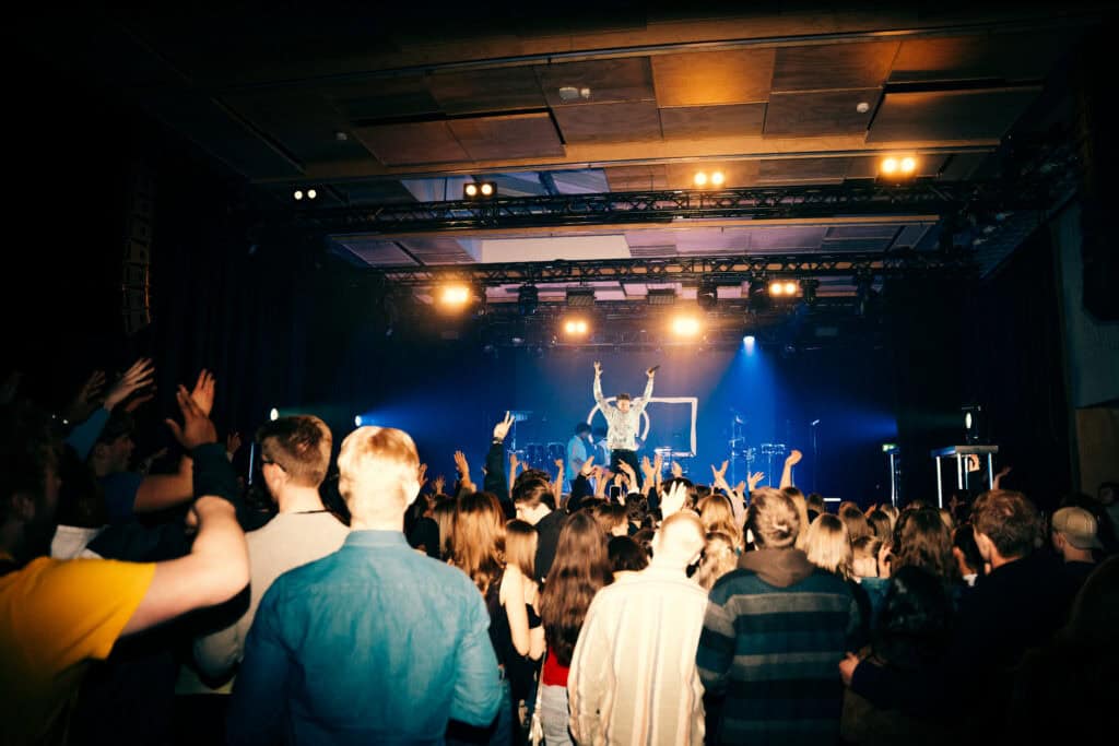 Konsert, bilde tatt frå bak i lokalet